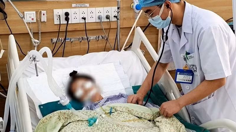 Một bệnh nhân bị hôn mê sau 1 ngày uống nước kiềm chữa bệnh được điều trị tại Bệnh viện Bạch Mai.