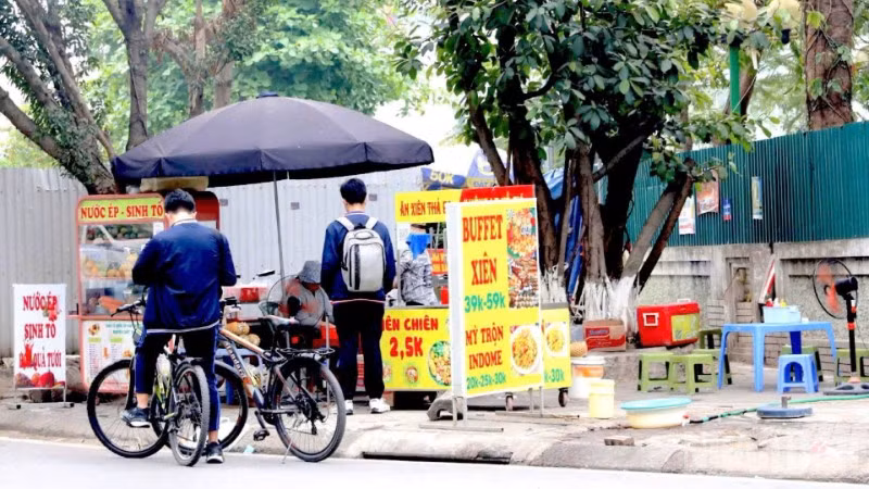 Bộ Y tế yêu cầu các đơn vị kiểm tra, giám sát việc tuân thủ quy định về an toàn thực phẩm tại các cơ sở kinh doanh dịch vụ ăn uống, thức ăn đường phố, thức ăn chung quanh trường học. (Ảnh: ĐỖ THOA)