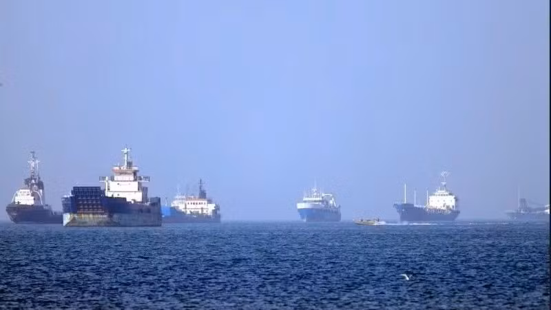 Tàu thuyền vận chuyển trên eo biển Hormuz. (Ảnh: THX/TTXVN)