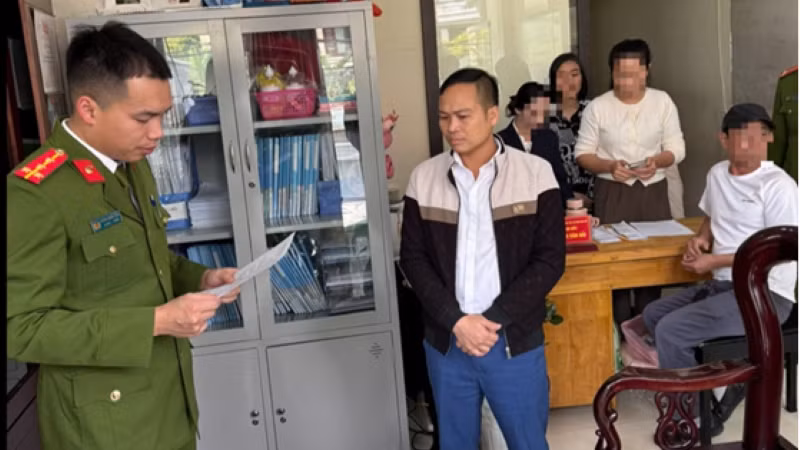 Công an tỉnh Quảng Ninh thực hiện quy trình tố tụng đối với Nguyễn Văn Hải, Giám đốc Trung tâm công tác xã hội Hải Hà. (Ảnh: Công an tỉnh Quảng Ninh)