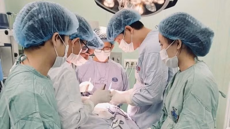 Bác sĩ Bệnh viện K phẫu thuật cho bệnh nhân. (Ảnh minh họa)