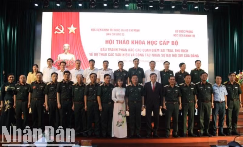 Đại biểu chụp ảnh chung tại hội thảo.
