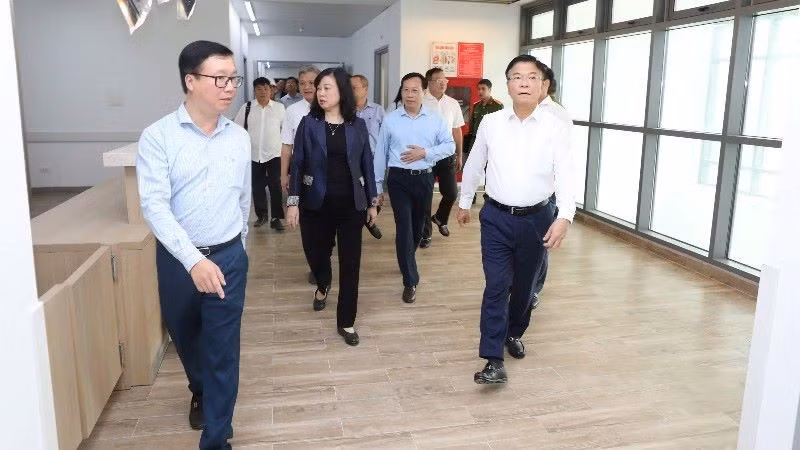Phó Thủ tướng Chính phủ Lê Thành Long cùng đoàn công tác kiểm tra thực tế thi công các hạng mục xây lắp Dự án Cơ sở 2 của Bệnh viện Bạch Mai và Việt Đức.