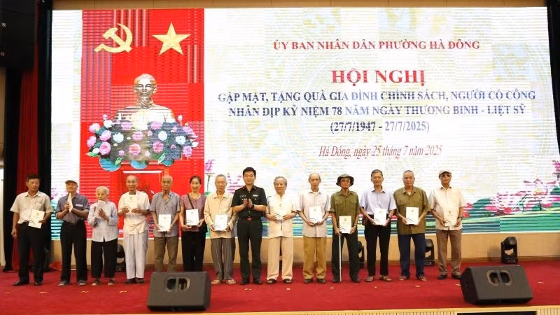 Học viện Quân y tặng quà cho các gia đình chính sách, người có công trên địa bàn phường Hà Đông, thành phố Hà Nội.