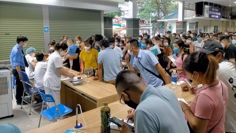 Quá tải tại một số bệnh viện tuyến trung ương làm thời gian khám chờ đợi lâu, ảnh hưởng đến sức khỏe của bệnh nhân. (Ảnh minh họa)