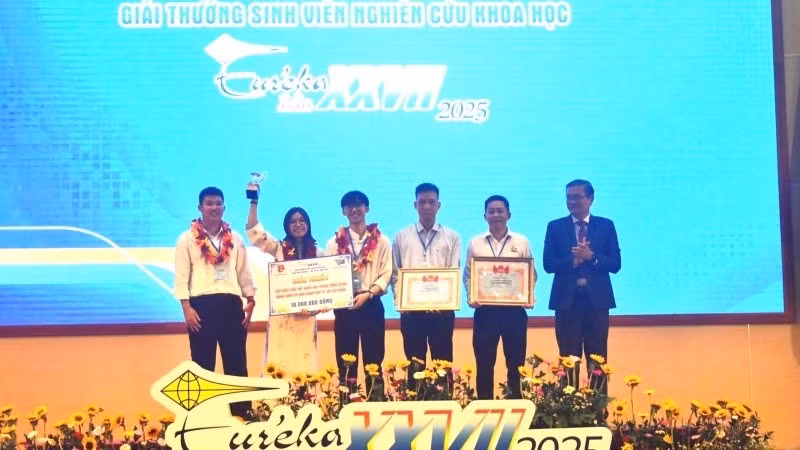 Nhóm sinh viên đoạt giải Nhất lĩnh vực kỹ thuật công nghệ nhận giải thưởng.