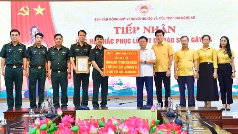 Bàn giao biểu trưng 38 tấn hàng hóa hỗ trợ các địa phương miền tây Nghệ An bị thiệt hại nặng nề do bão số 3 gây ra. (Ảnh: TRỌNG KIÊN)