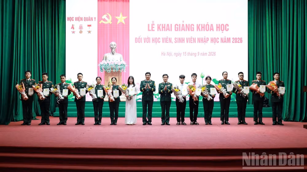 Lãnh đạo Học viện Quân y tuyên dương, tặng quà 14 học viên, sinh viên có kết quả đầu vào đạt 30 điểm năm 2026 tại lễ khai giảng. (Ảnh: ĐỖ THOA)