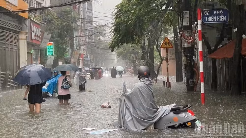 Nhiều tuyến đường ở Hà Nội ngập sâu do mưa lớn diện rộng, ảnh hưởng đến đời sống, sinh hoạt của người dân. (Ảnh minh họa: VIỆT HÀ)