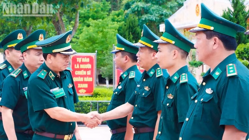 Thiếu tướng Nguyễn Văn Thiện, Phó Tư lệnh Bộ đội Biên phòng và Đoàn kiểm tra thăm, kiểm tra toàn diện Đồn Biên phòng Chiềng Sơn.