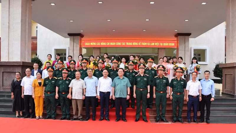 Đồng chí Nguyễn Trọng Nghĩa, Ủy viên Bộ Chính trị, Bí thư Trung ương Đảng, Trưởng ban Tuyên giáo và Dân vận Trung ương chụp ảnh lưu niệm cùng Bộ Tư lệnh Quân Đoàn 34.