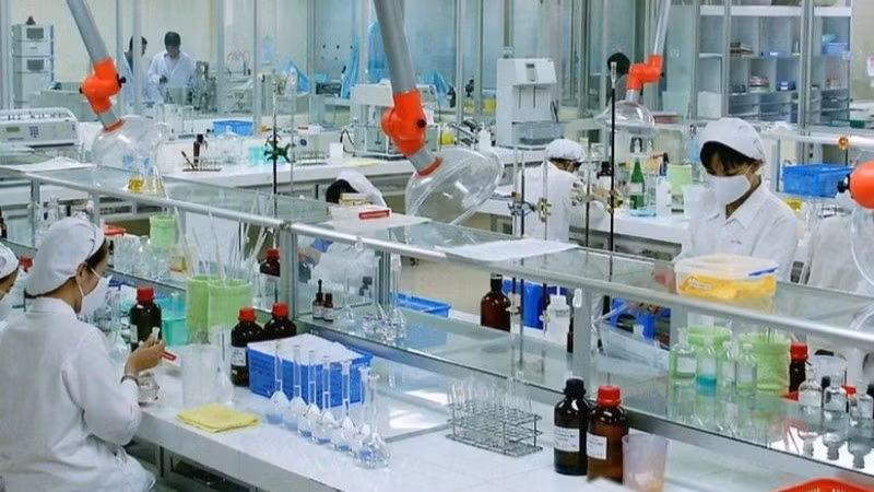 Chương trình phát triển công nghiệp hóa dược đến năm 2030, tầm nhìn đến năm 2045 đặt mục tiêu đến năm 2030, 100% cơ sở sản xuất hoạt chất, tá dược đạt chuẩn. (Ảnh: VGP)