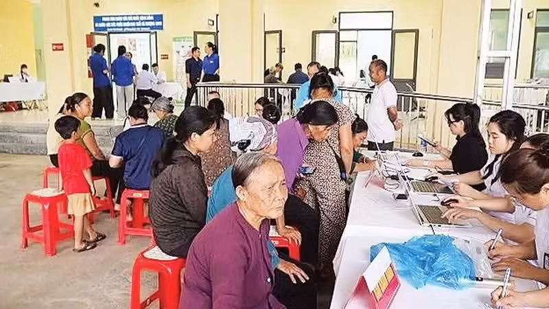 Trạm Y tế xã Thượng Quan phối hợp Bệnh viện đa khoa Bắc Kạn tổ chức khám sức khỏe miễn phí cho người dân trên địa bàn (Ảnh: THU HƯỜNG)