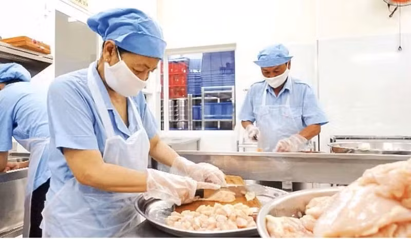Khu vực chế biến thực phẩm tại bếp ăn. (Ảnh minh họa: ANH ĐÀO)