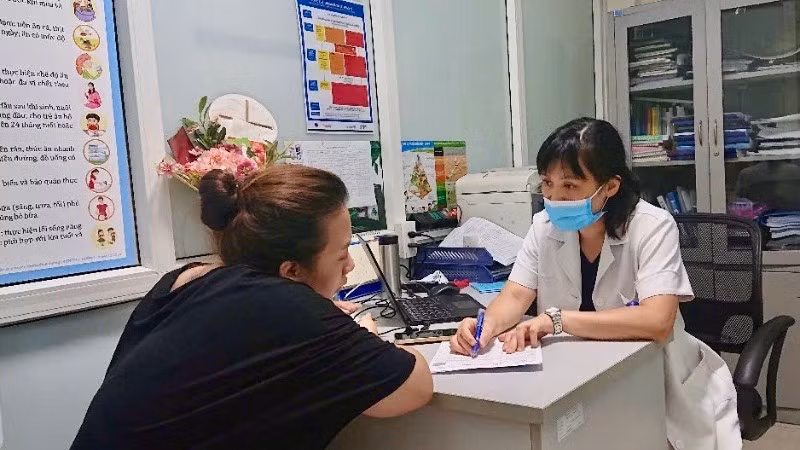 Tiến sĩ, bác sĩ Trần Châu Quyên, Trưởng khoa Khám tư vấn dinh dưỡng người lớn (Viện Dinh dưỡng quốc gia) khám tư vấn cho người dân.