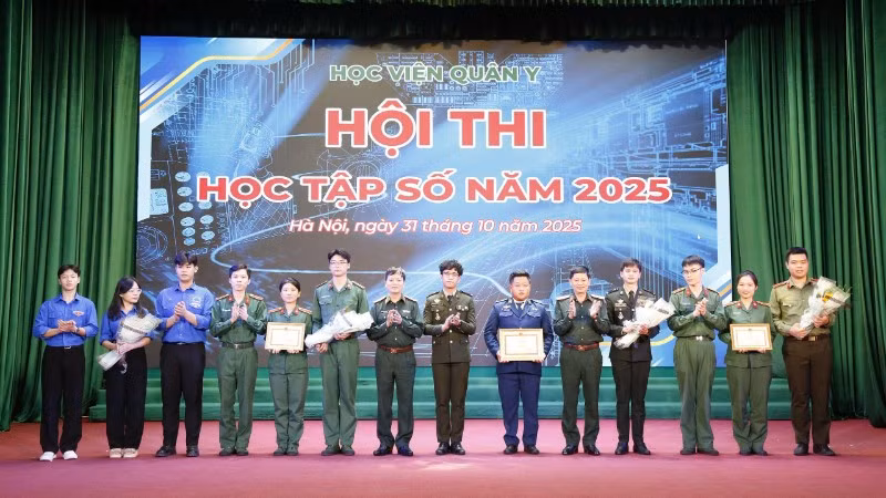 Thủ trưởng Học viện Quân y tặng Bằng khen cho 1 đội giành giải Nhất; tặng Giấy khen cho 2 đội giành giải Nhì, Ba.