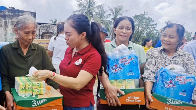 Hội Chữ thập đỏ tỉnh Thanh Hóa hỗ trợ người dân bị ảnh hưởng do cơn bão số 10.