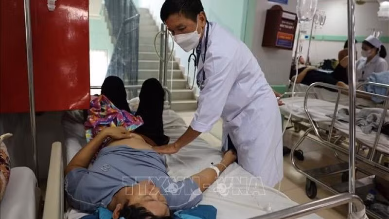 Bác sĩ Khoa Truyền nhiễm, Bệnh viện đa khoa Bà Rịa thăm khám cho bệnh nhân ngộ độc thực phẩm nghi do ăn bánh mì tại tiệm Ngọc Hà, phường Phú Mỹ. (Ảnh: TTXVN)
