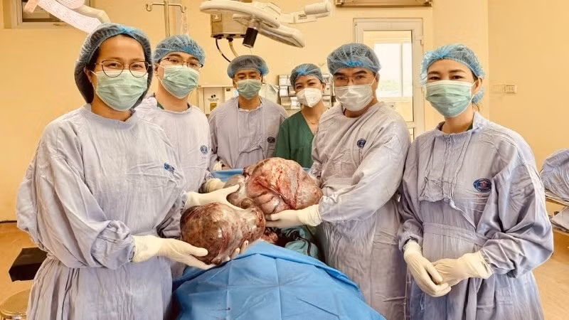 Ê-kíp các bác sĩ Bệnh viện K phẫu thuật cắt bỏ khối u cho người bệnh.