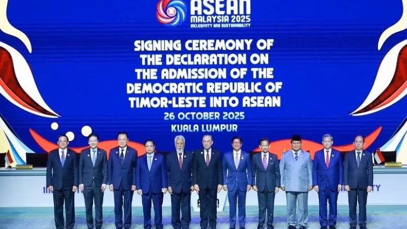 Lãnh đạo các nước ASEAN chứng kiến lễ ký tuyên bố về việc kết nạp Timor-Leste vào ASEAN. (Ảnh: VGP/Nhật Bắc)