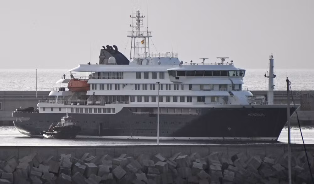 Tàu du lịch MV Hondius cập bến Tenerife, thuộc quần đảo Canary, Tây Ban Nha ngày 10/5/2026. (Ảnh: THX/TTXVN)