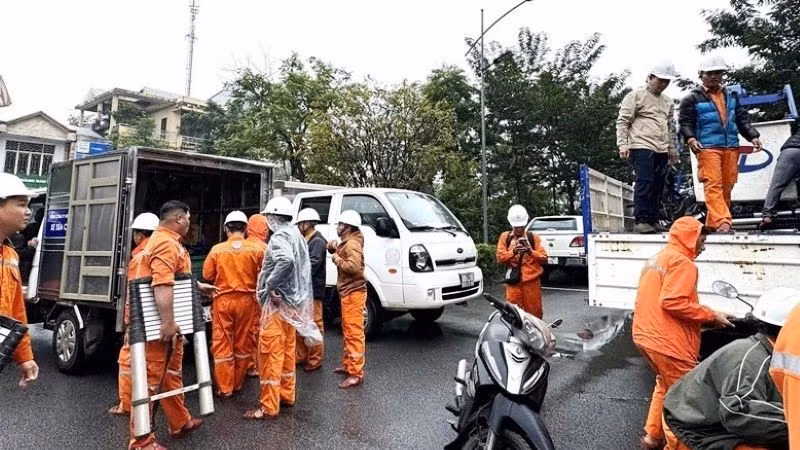 Đội xung kích nhanh chóng sắp xếp vật tư, trang thiết bị, phương tiện… lên đường thực hiện nhiệm vụ. (Ảnh: Điện lực Huế)