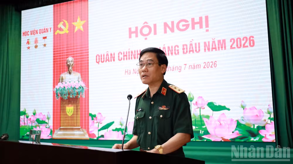 Trung tướng, Giáo sư, Tiến sĩ Trần Viết Tiến, Phó Bí thư Đảng ủy, Giám đốc Học viện Quân y chủ trì hội nghị.