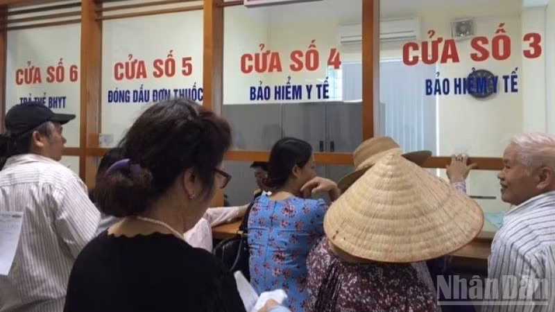 Bộ Y tế cho biết, việc quy định khám, chữa bệnh theo từng tuyến khác nhau giúp giảm quá tải ở tuyến trên. (Ảnh: ĐỖ THOA)