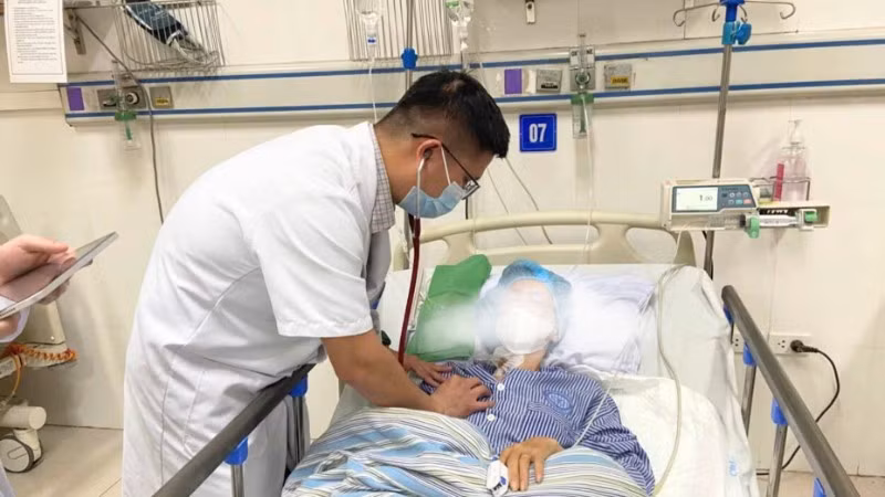 Người bệnh điều trị tại khoa Điều trị tích cực, Bệnh viện Nội tiết Trung ương.