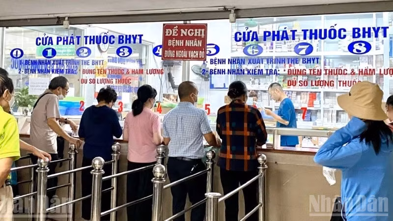Bệnh nhân khám, nhận thuốc tại Bệnh viện Bạch Mai. (Ảnh minh họa: ĐỖ THOA)