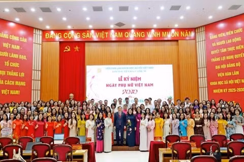 Các nhà khoa học nữ chụp ảnh kỷ niệm cùng Chủ tịch Viện Hàn lâm Khoa học xã hội Việt Nam tại buổi lễ. (Ảnh: Viện Hàn lâm Khoa học xã hội Việt Nam)