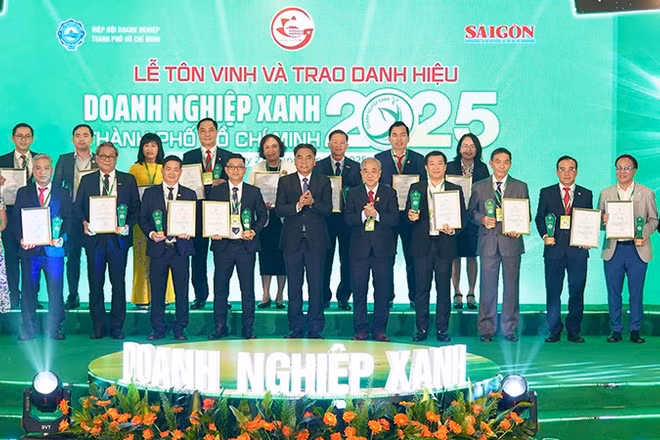 Lãnh đạo Ủy ban nhân dân Thành phố Hồ Chí Minh và Ban Tổ chức trao tặng danh hiệu “Doanh nghiệp xanh Thành phố Hồ Chí Minh” năm 2025 cho các doanh nghiệp.