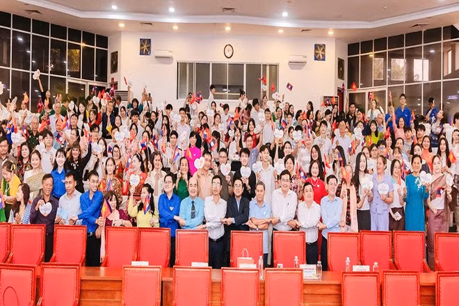 Các gia đình nhận nuôi, sinh viên Lào và Campuchia cùng ban tổ chức chụp ảnh lưu niệm.