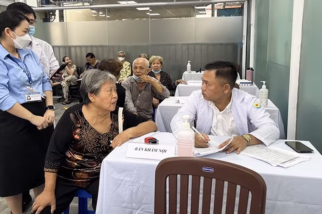 Khám nội khoa tại bệnh viện cho một người bệnh.