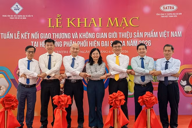 Các đại biểu thực hiện nghi thức khai mạc tuần lễ.
