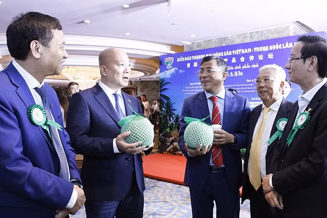 Các đại biểu giao lưu, trao đổi ý kiến tại Diễn đàn.