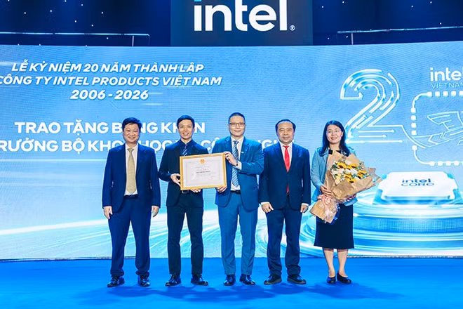 Đại diện Công ty TNHH Intel Products Việt Nam nhận Bằng khen của Bộ trưởng Khoa học và Công nghệ.