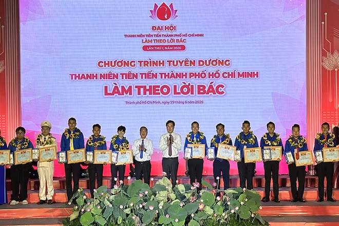 Đại diện lãnh đạo thành phố trao Bằng khen cho 50 gương thanh niên điển hình tiêu biểu năm 2026.