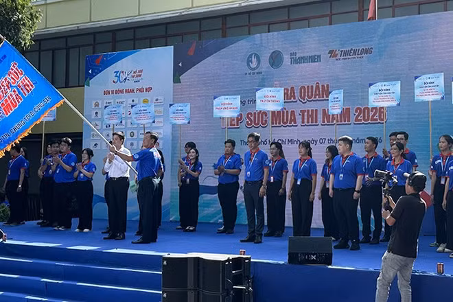 Các đại biểu, đại diện Ban tổ chức thực hiện nghi thức ra quân Chương trình “Tiếp sức mùa thi” năm 2026.
