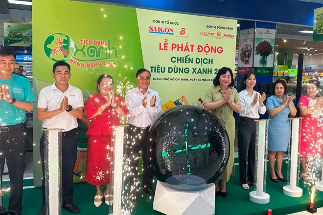 Các đại biểu thực hiện nghi thức phát động Chiến dịch “Tiêu dùng xanh” năm 2026.