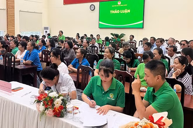 Các hộ nông dân được đại diện doanh nghiệp, cán bộ kỹ thuật giải đáp thắc mắc về điều khoản kỹ thuật, tiêu chuẩn thu mua, tuân thủ quy trình an toàn...