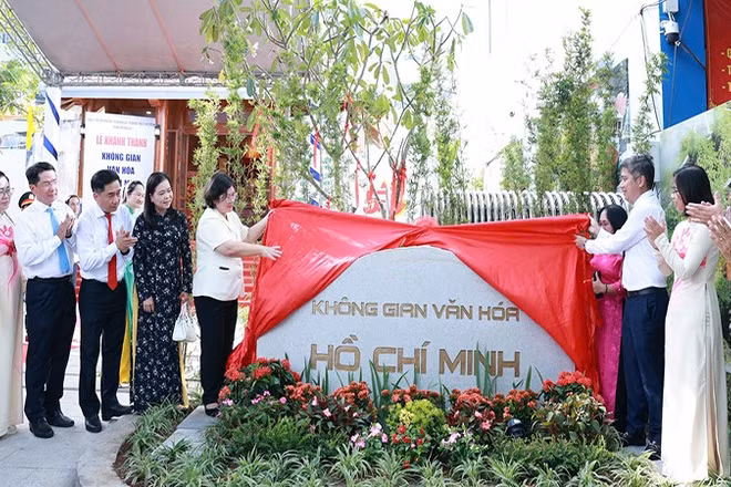 Đại diện lãnh đạo Thành phố Hồ Chí Minh và các đại biểu thực hiện nghi thức khánh thành Không gian văn hóa Hồ Chí Minh phường Bình Hưng Hòa. 