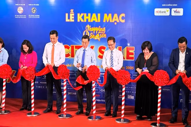 Các đại biểu thực hiện nghi thức khai mạc hoạt động “City Sale” năm 2025 tại nhà ga Metro Bến Thành.