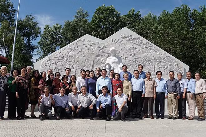 Các thế hệ học sinh Trường Hoàng Lê Kha trong một dịp họp mặt. (Ảnh: CTV) 
