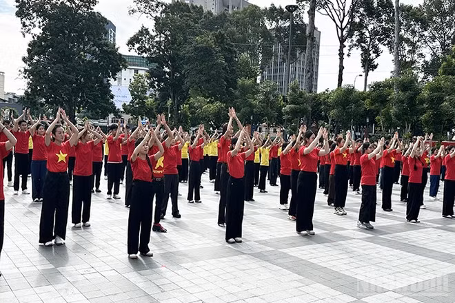 Sinh viên đồng diễn nghệ thuật chào mừng kỷ niệm 70 năm Ngày truyền thống Hội Liên hiệp Thanh niên Việt Nam (Ảnh: HOÀNG LIÊM)