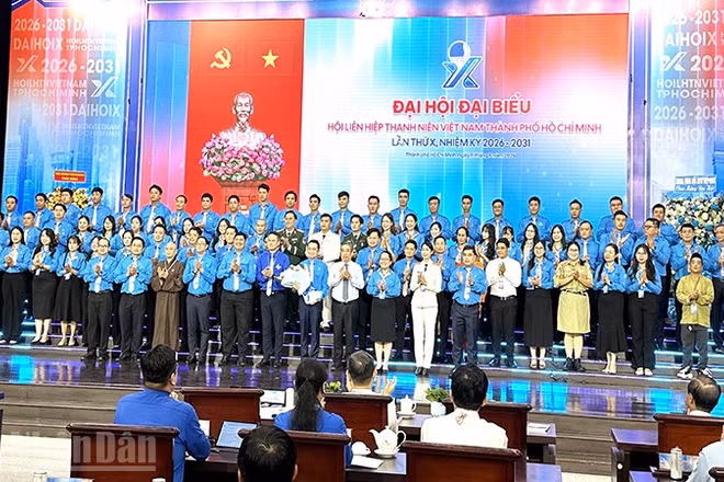 Các thành viên Ủy ban Hội Liên hiệp Thanh niên Việt Nam Thành phố Hồ Chí Minh khóa X (nhiệm kỳ 2026-2031) ra mắt. (Ảnh: HOÀNG LIÊM)