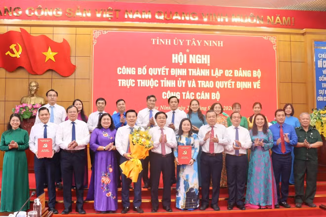 Ban Chấp hành Đảng bộ Mặt trận Tổ quốc, các đoàn thể tỉnh Tây Ninh nhiệm kỳ 2025-2030 ra mắt hội nghị. (Ảnh: Tỉnh ủy Tây Ninh)