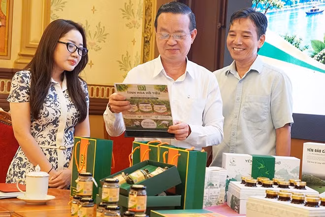 Phó Chủ tịch Ủy ban nhân dân thành phố Bùi Minh Thạnh (giữa) tìm hiểu một số sản phẩm OCOP tiềm năng 5 sao của thành phố. (Ảnh: CTV)