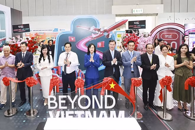 Các đại biểu thực hiện nghi thức công bố Dự án “Beyond Vietnam-Hàng Việt Cất Cánh”. (Ảnh: Ban tổ chức cung cấp)