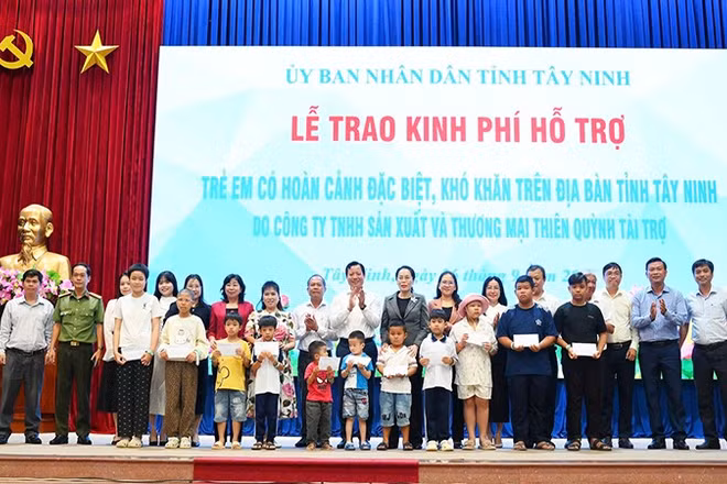 Trao học bổng cho các trẻ em mồ côi do dịch Covid-19. (Ảnh: Ủy ban nhân dân tỉnh Tây Ninh cung cấp)